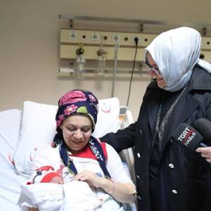 Bakan Selçuk Ankara’da Yılın İlk Bebeğini Ziyaret Etti - fotoğraf 4