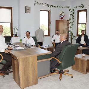 Tüm Muhtarlar Dernek Başkanı Nihat Çelik ve Muhtarlar Derneği Başkanı Mehmet Erdoğan, beraberindeki heyetle birlikte İl Müdürümüz Abdulbari AKSOY’u ziyaret etti. - fotoğraf 1