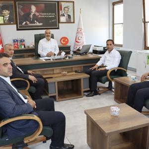 Tüm Muhtarlar Dernek Başkanı Nihat Çelik ve Muhtarlar Derneği Başkanı Mehmet Erdoğan, beraberindeki heyetle birlikte İl Müdürümüz Abdulbari AKSOY’u ziyaret etti. - fotoğraf 2