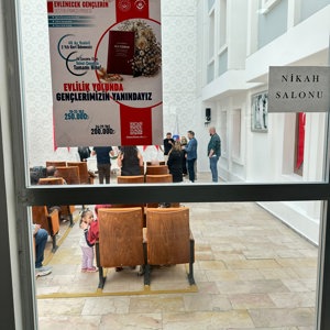 Evlenecek Gençlerin Desteklenmesi Projesi kapsamında, projenin görünürlüğünü ve bilinirliğini artırmak amacıyla ilimizde bulunan evlendirme daireleri, nikâh salonları ve billboardlara tanıtım afişleri asıldı. - fotoğraf 1