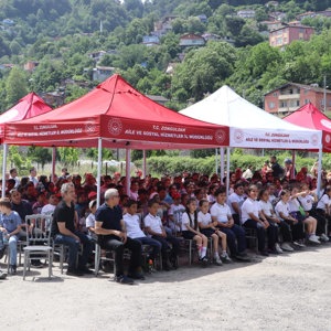 Kamyon Tiyatro Formatında İki Seans Halinde Sergilenen Sihirli Kutu Adlı Tiyatro Etkinliği Düzenlenmiştir. - fotoğraf 1