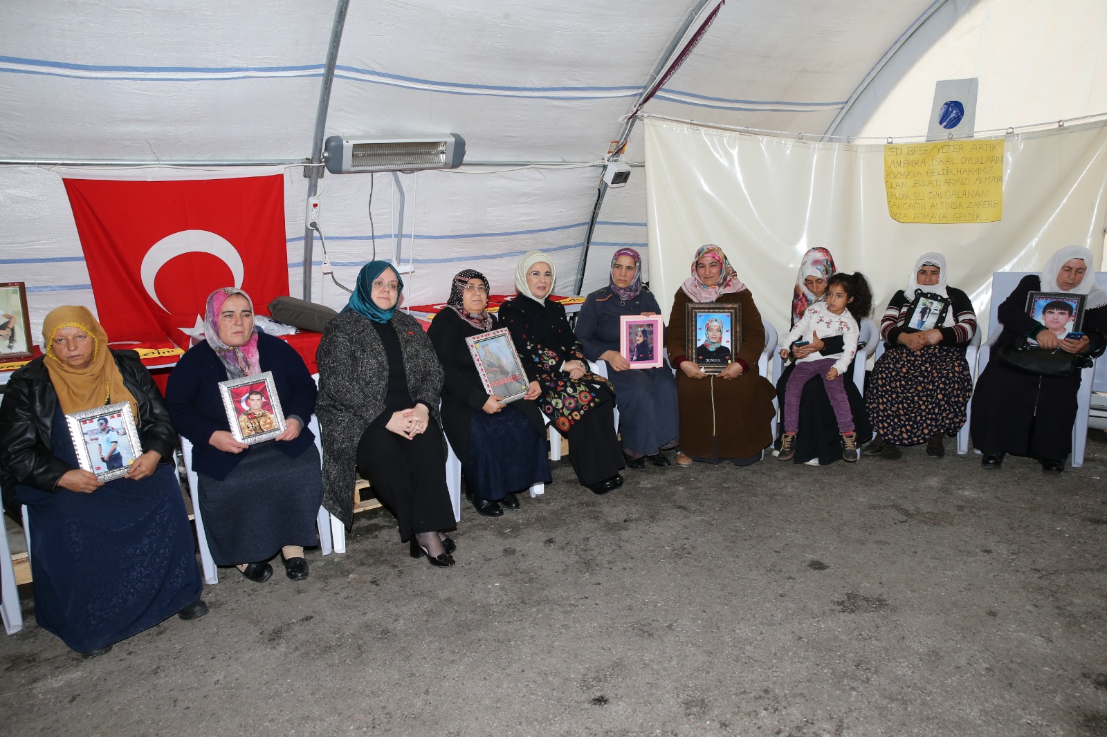 Emine Erdoğan ve Bakan Selçuk Diyarbakır Annelerini Ziyaret Etti