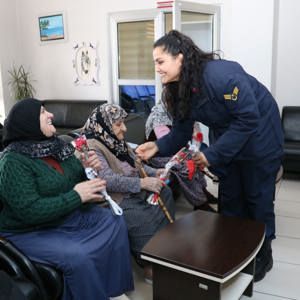 İl Jandarma Komutanlığından Suluova HYBRM’de kalan büyüklerimize yeni yıl ziyareti - fotoğraf 2