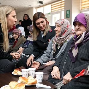 İl Jandarma Komutanlığından Suluova HYBRM’de kalan büyüklerimize yeni yıl ziyareti - fotoğraf 4
