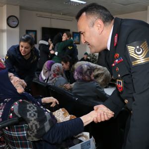 İl Jandarma Komutanlığından Suluova HYBRM’de kalan büyüklerimize yeni yıl ziyareti - fotoğraf 3