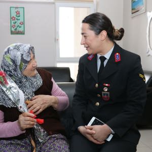 İl Jandarma Komutanlığından Suluova HYBRM’de kalan büyüklerimize yeni yıl ziyareti - fotoğraf 5