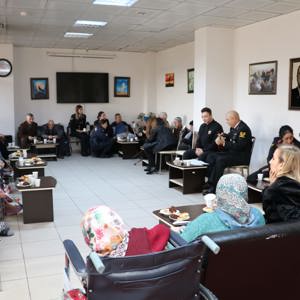 İl Jandarma Komutanlığından Suluova HYBRM’de kalan büyüklerimize yeni yıl ziyareti - fotoğraf 6