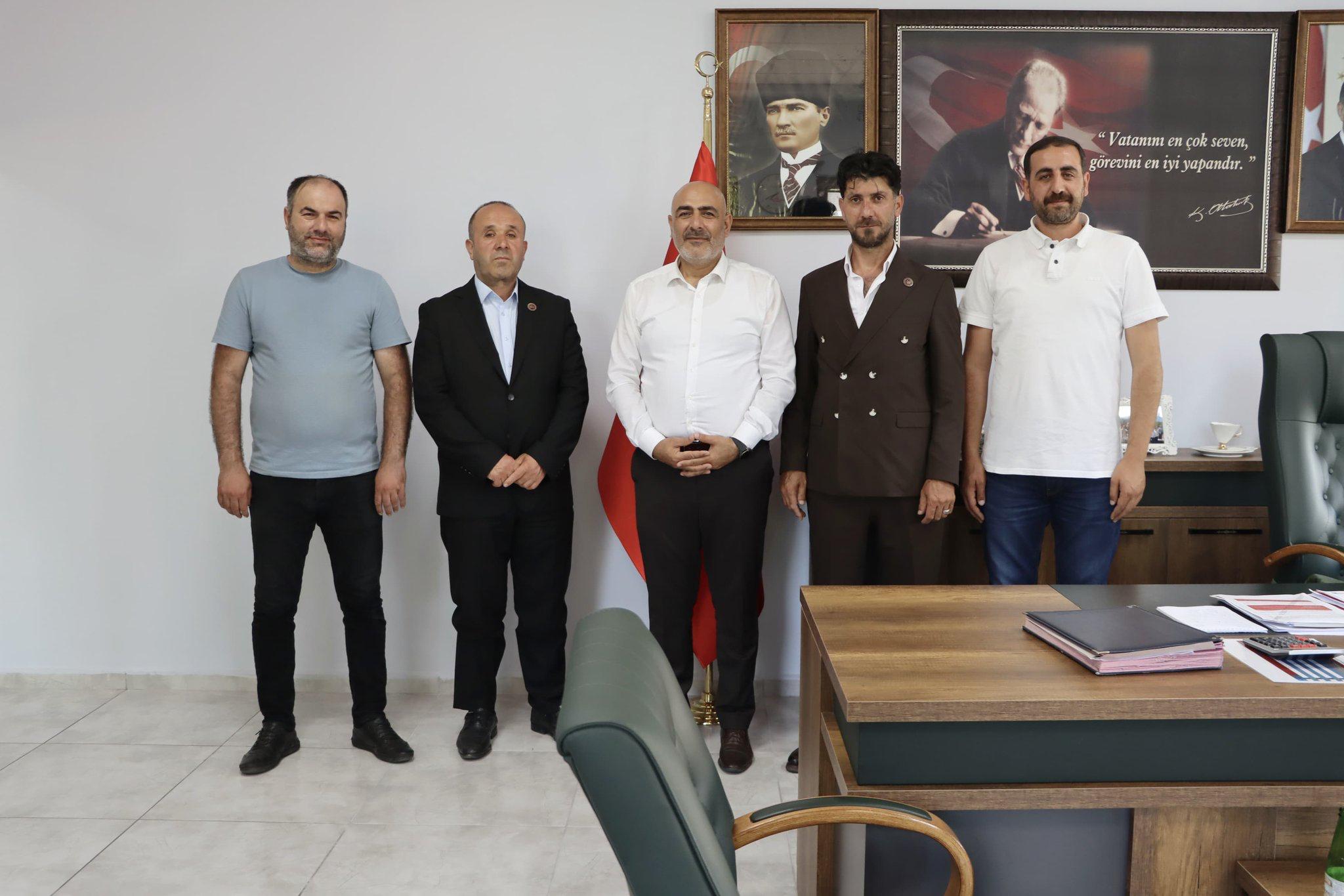 AŞAV Muş İl Başkan Yardımcısı Murat ÇALDIR, Van AŞAV Şube Başkanı Murat BAKİ ve Köy. Gel. Der. Fahri Başkanı Murat KORLAMAZ İl Müdürümüz Abdulbari AKSOY’u makamında ziyaret etti.