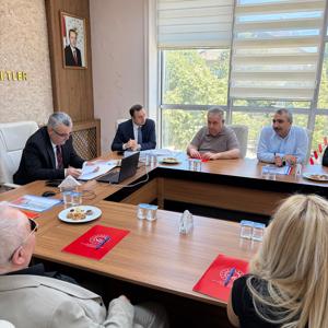 QR kod uygulaması tabanlı kamu kurumlarında erişilebilirliğin artırılmasına yönelik çalışmalar kapsamında, Vali Yardımcısı Hasan Hüseyin Vural başkanlığında toplantı gerçekleştirildi. - fotoğraf 3