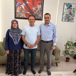 İl Müdürümüz Selim Köse, Babalar Günü vesilesiyle Şehidimiz Ali Yılmaz’ın kıymetli babasını ziyaret etti. - fotoğraf 1