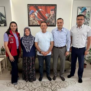 İl Müdürümüz Selim Köse, Babalar Günü vesilesiyle Şehidimiz Ali Yılmaz’ın kıymetli babasını ziyaret etti. - fotoğraf 2