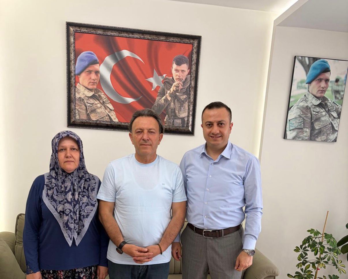 İl Müdürümüz Selim Köse, Babalar Günü vesilesiyle Şehidimiz Ali Yılmaz’ın kıymetli babasını ziyaret etti.