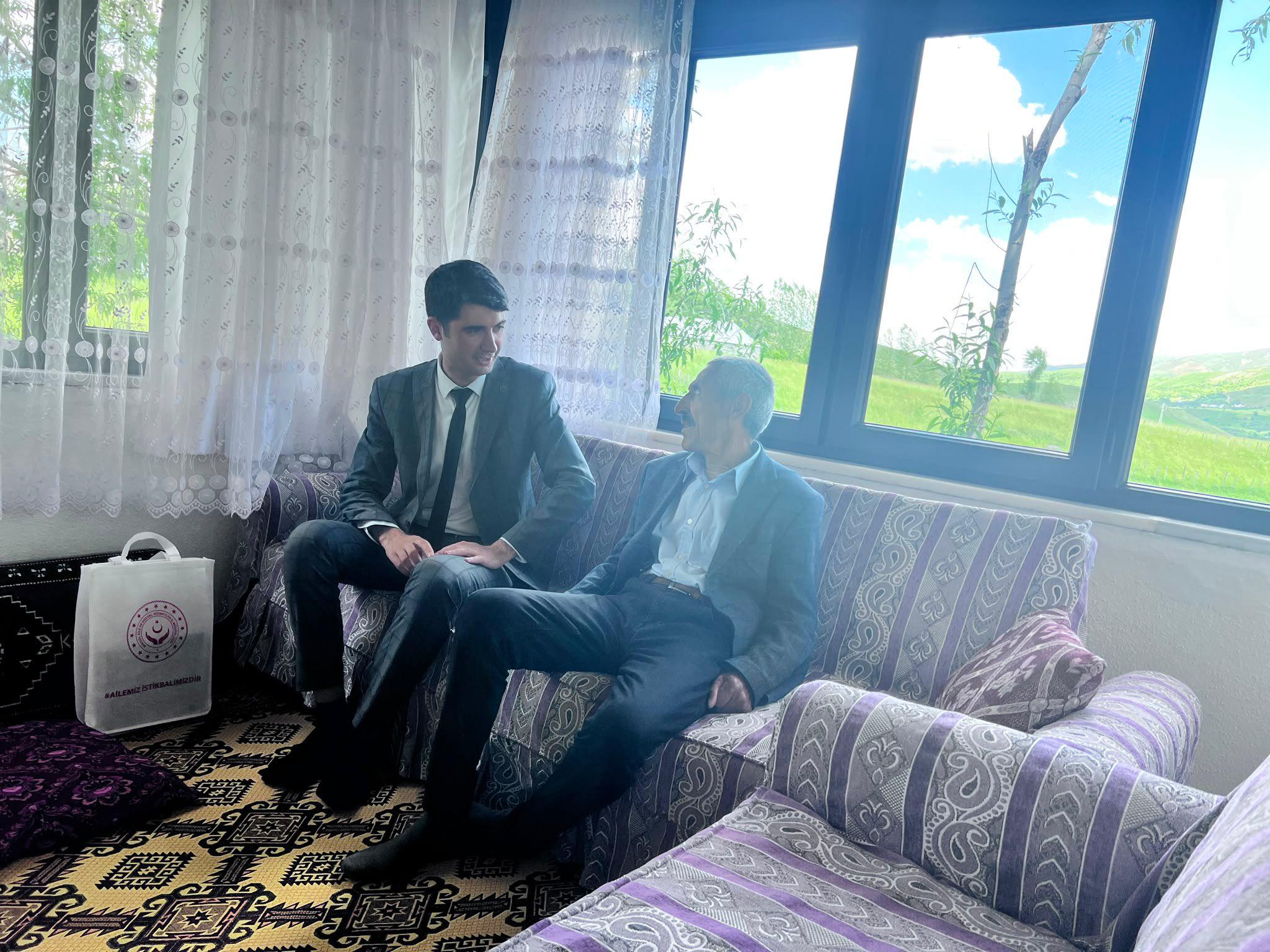 Babalar Günü münasebetiyle İl Müdürlüğümüze bağlı Karlıova Sosyal Hizmet Merkezi kuruluş Müdürü Ahmet KETENCİ tarafından Aziz Şehitlerimizin babaları ziyaret edildi.