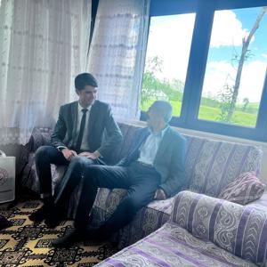 Babalar Günü münasebetiyle İl Müdürlüğümüze bağlı Karlıova Sosyal Hizmet Merkezi kuruluş Müdürü Ahmet KETENCİ tarafından Aziz Şehitlerimizin babaları ziyaret edildi. - fotoğraf 1