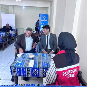 Babalar Günü münasebetiyle İl Müdürlüğümüze bağlı Karlıova Sosyal Hizmet Merkezi kuruluş Müdürü Ahmet KETENCİ tarafından Aziz Şehitlerimizin babaları ziyaret edildi. - fotoğraf 2