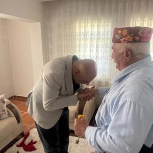 İl Müdürümüz Abdulbari AKSOY, Şube Müdürlerimiz Şahin ÇAHAN ve Kazım AGİTOĞLU ile birlikte aziz şehidimizin kıymetli babası Mehmet KINA’yı ziyaret etti. - fotoğraf 1