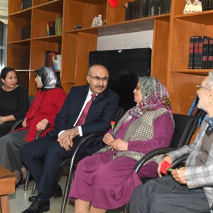 Valimiz Mahmut Demirtaş, Eşi Hanımefendi Beyhan Demirtaş ile Birlikte Huzurevi Sakinlerimizin Yeni Yıl Heyecanına Ortak Oldu - fotoğraf 9