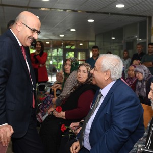 Valimiz Mahmut Demirtaş, Eşi Hanımefendi Beyhan Demirtaş ile Birlikte Huzurevi Sakinlerimizin Yeni Yıl Heyecanına Ortak Oldu - fotoğraf 11