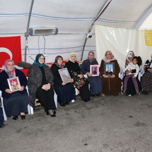 Emine Erdoğan ve Bakan Selçuk Diyarbakır Annelerini Ziyaret Etti - fotoğraf 4