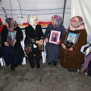 Emine Erdoğan ve Bakan Selçuk Diyarbakır Annelerini Ziyaret Etti - fotoğraf 3