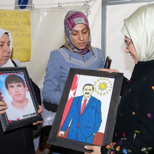 Emine Erdoğan ve Bakan Selçuk Diyarbakır Annelerini Ziyaret Etti - fotoğraf 2