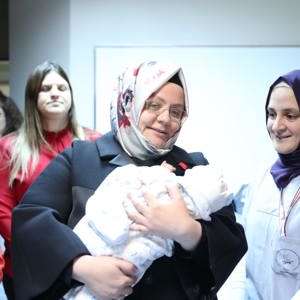  Bakan Selçuk, Yeni Yılın İlk Bebeklerini ve Hastane Çalışanlarını Ziyaret Etti - fotoğraf 4