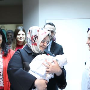  Bakan Selçuk, Yeni Yılın İlk Bebeklerini ve Hastane Çalışanlarını Ziyaret Etti - fotoğraf 3