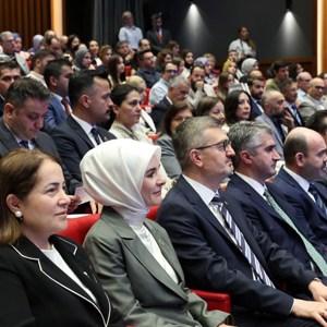 Bakanımız Göktaş, "Yeni İletişim Teknolojileri ve Aile Paneli"nin Açılışında Konuştu - fotoğraf 3