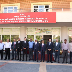 Genel Müdürümüz Sayın Hamza Gökhan Eryılmaz ve beraberindeki heyet ile birlikte ilimizi ziyaretleri kapsamında yapımı devam eden Edremit Çocuk Evleri Sitesi ile Edremit Engelsiz Yaşam Bakım ve Rehabilitasyon Merkezinde  incelemelerde bulundu. - fotoğraf 1