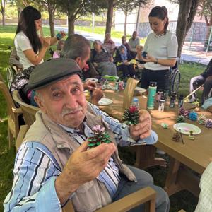 Bugün Kırşehir Huzurevi'ndeki kıymetli büyüklerimizle doğanın kucağında harika bir gün geçirdik 🌿☀️ - fotoğraf 1