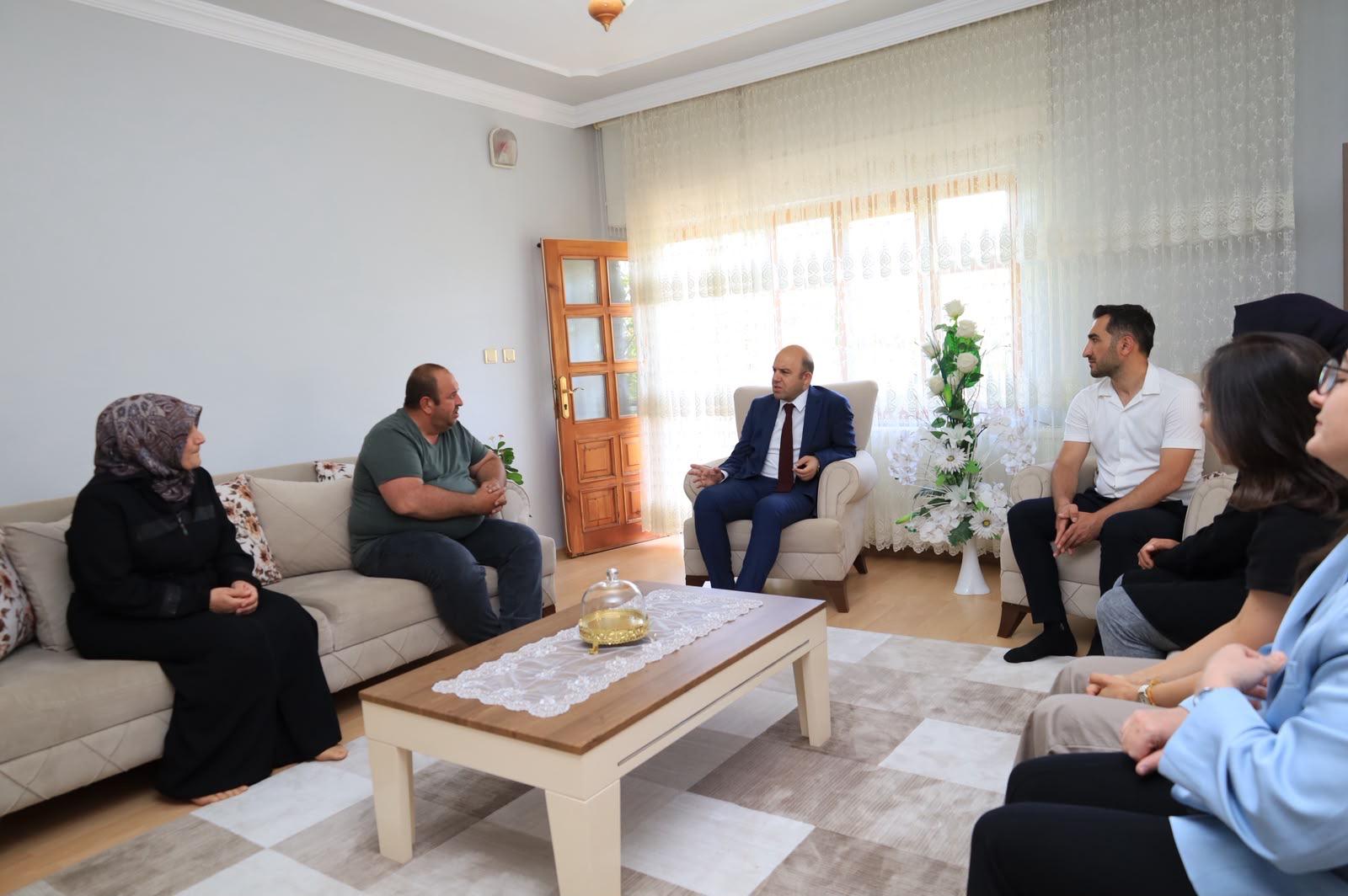 Koruyucu Aile Hizmet Modeli Kapsamında 11 Yıldır Kıymetli Evladımızın Bakım Ve Sorumluluğunu Özveriyle Üstlenen Sema–Mustafa Pir Çiftini, İl Müdürümüz Sayın Abdulhalim Ünalan İkametlerinde Ziyaret Etti.