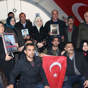 Emine Erdoğan ve Bakan Selçuk Diyarbakır Annelerini Ziyaret Etti - fotoğraf 2