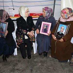 Emine Erdoğan ve Bakan Selçuk Diyarbakır Annelerini Ziyaret Etti - fotoğraf 4
