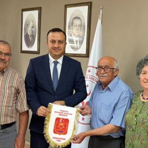 İl Müdürümüz Selim Köse, Eğirdir Muharip Gaziler Derneği Başkanı Hüseyin Koçaslan ve beraberindeki heyeti makamında misafir etti. - fotoğraf 1