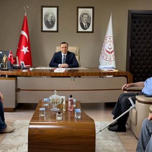 İl Müdürümüz Selim Köse, Eğirdir Muharip Gaziler Derneği Başkanı Hüseyin Koçaslan ve beraberindeki heyeti makamında misafir etti. - fotoğraf 2