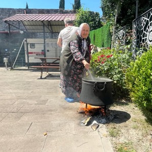 Fatsa Huzurevi’nde Aşure Bereketi: Geleneklerimiz Paylaşım ve Birlikte Hayat Buluyor - fotoğraf 1
