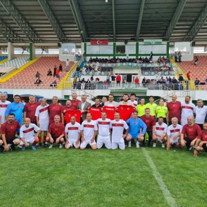 Şöhretler Maçında Dostluk ve Heyecan Bir Arada - fotoğraf 3