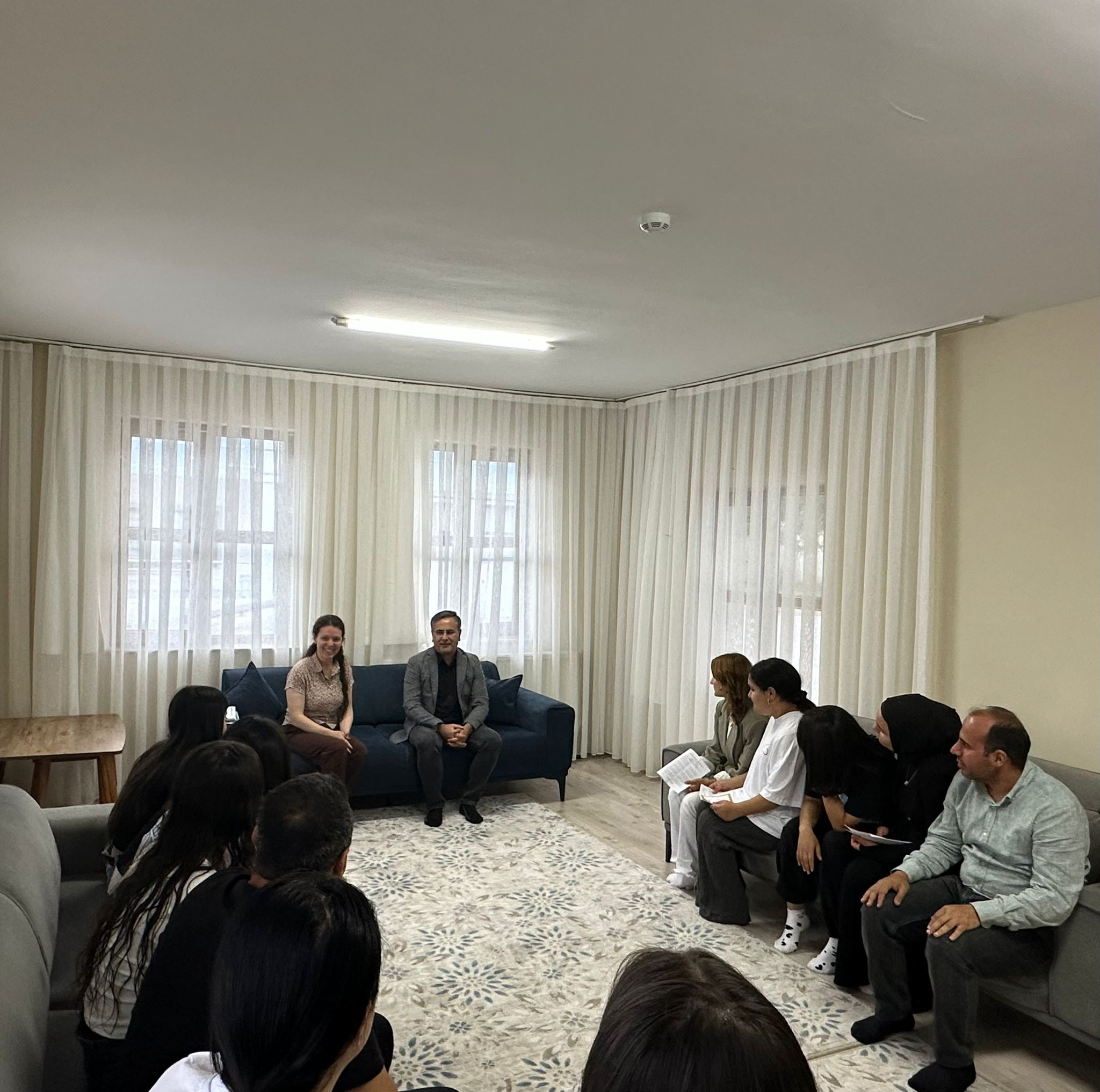 İl Müdürümüz Vefa Akdoğan, karne gününde çocuk evleri sitesindeki koruma ve bakım altında kalan çocuklarımızı ziyaret ederek onların heyecanına ve mutluluğuna ortak oldu