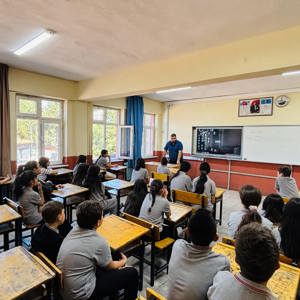 Yalvaç Sosyal Hizmet Merkezimiz olarak, Yalvaç Mehmet Akif Ersoy Ortaokulu öğrencilerine yönelik "Bilinçli Medya Okuryazarlığı" konulu bilgilendirme semineri gerçekleştirdik. - fotoğraf 1