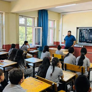 Yalvaç Sosyal Hizmet Merkezimiz olarak, Yalvaç Mehmet Akif Ersoy Ortaokulu öğrencilerine yönelik "Bilinçli Medya Okuryazarlığı" konulu bilgilendirme semineri gerçekleştirdik. - fotoğraf 2