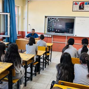 Yalvaç Sosyal Hizmet Merkezimiz olarak, Yalvaç Mehmet Akif Ersoy Ortaokulu öğrencilerine yönelik "Bilinçli Medya Okuryazarlığı" konulu bilgilendirme semineri gerçekleştirdik. - fotoğraf 3