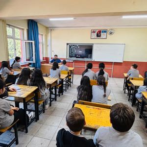 Yalvaç Sosyal Hizmet Merkezimiz olarak, Yalvaç Mehmet Akif Ersoy Ortaokulu öğrencilerine yönelik "Bilinçli Medya Okuryazarlığı" konulu bilgilendirme semineri gerçekleştirdik. - fotoğraf 4