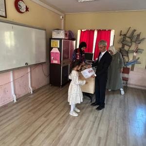 Şarkikaraağaç Sosyal Hizmet Merkezimiz olarak, ilçemiz Çarıksaraylar Kasabası Suvar İlkokulunda düzenlenen yıl sonu karne dağıtım programına katılarak öğrencilerimizin karne heyecanına ortak olduk. - fotoğraf 1