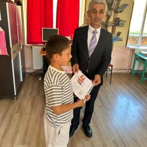 Şarkikaraağaç Sosyal Hizmet Merkezimiz olarak, ilçemiz Çarıksaraylar Kasabası Suvar İlkokulunda düzenlenen yıl sonu karne dağıtım programına katılarak öğrencilerimizin karne heyecanına ortak olduk. - fotoğraf 2