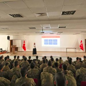 40. Piyade Eğitim Tugay Komutanlığında, personellere yönelik "Madde Bağımlılığı" ve "Kumar Bağımlılığı" konularında bilgilendirme eğitimi gerçekleştirdik. - fotoğraf 1