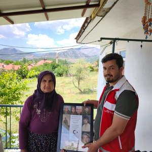 Babalar Günü vesilesiyle Merkezimiz personelleri tarafından, aziz şehitlerimizin kıymetli aileleri ziyaret edilerek günün anlam ve önemine binaen hediyeleri takdim edildi. - fotoğraf 1
