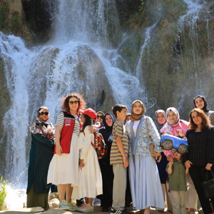 30 Haziran Koruyucu Aile Günü Etkinlikleri Kapsamında Müdürlüğümüz Tarafından Koruyucu Ailelerimiz Ve Çocuklarımız İle Birlikte Kültürel Bir Gezi Gerçekleştirdik. Çağlayan Şelalesi’ni Ziyaret Eden Ailelerimiz Ve Çocuklarımız, Doğayla İç İçe Keyifli Bir Gün Geçirdi. - fotoğraf 2