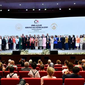 Emine Erdoğan Hanımefendi ve Bakanımız Göktaş "Gönül Elçileri Koruyucu Aile Vizyon Çalıştayı Kapanış Programı"na katıldı - fotoğraf 33