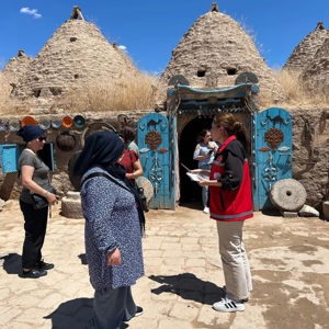 İl Müdürlüğümüze bağlı Harran Sosyal Hizmet Merkezimiz, “Elimden Tutar mısın?” projesi kapsamında ilçemizde bulunan kültürel ve turistik alanlarda koruyucu aile hizmet modelimize yönelik farkındalık çalışması gerçekleştirdi. - fotoğraf 2