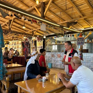 İl Müdürlüğümüze bağlı Harran Sosyal Hizmet Merkezimiz, “Elimden Tutar mısın?” projesi kapsamında ilçemizde bulunan kültürel ve turistik alanlarda koruyucu aile hizmet modelimize yönelik farkındalık çalışması gerçekleştirdi. - fotoğraf 4
